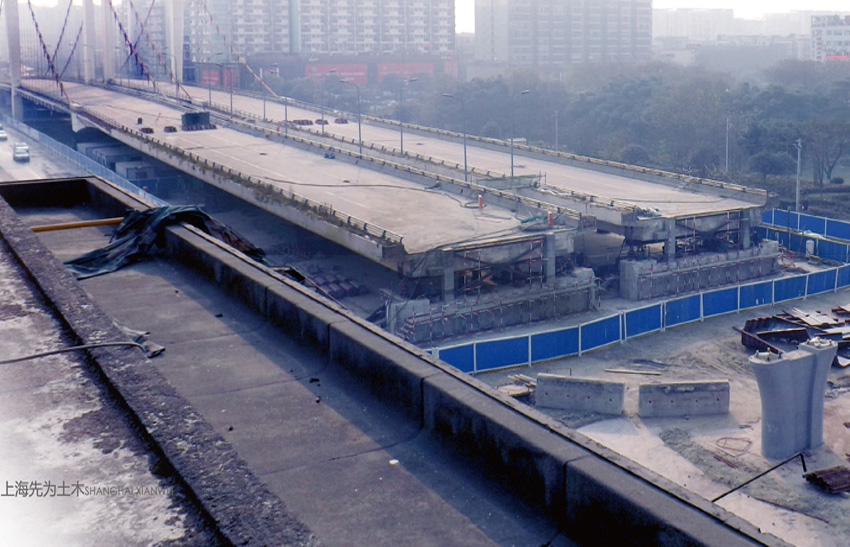 成都清水河立交橋整體調(diào)坡頂升工程